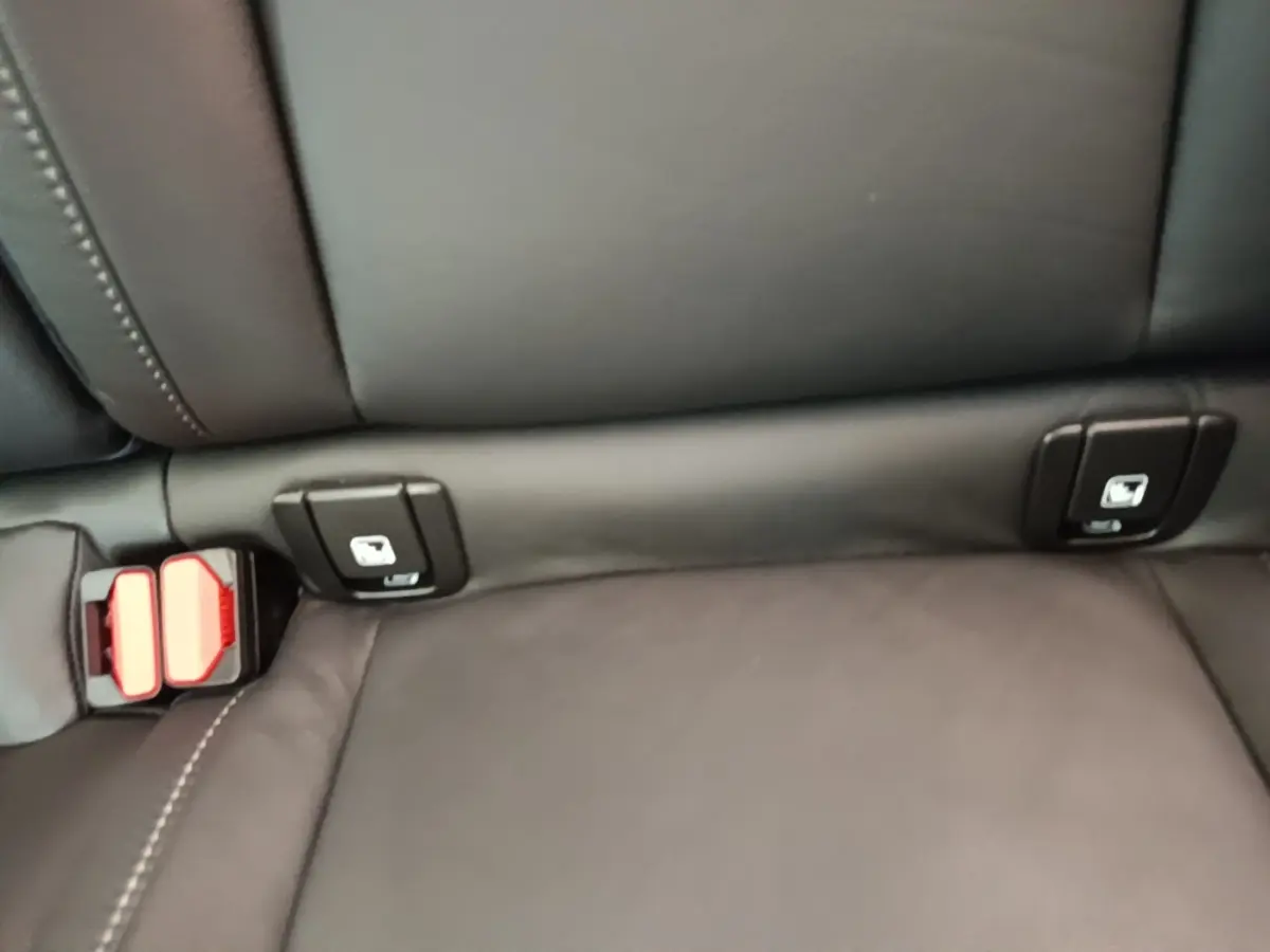 Gros plan sur la banquette arrière en cuir noir du Volvo XC40 P8 408 R-Design avec attaches Isofix visibles.