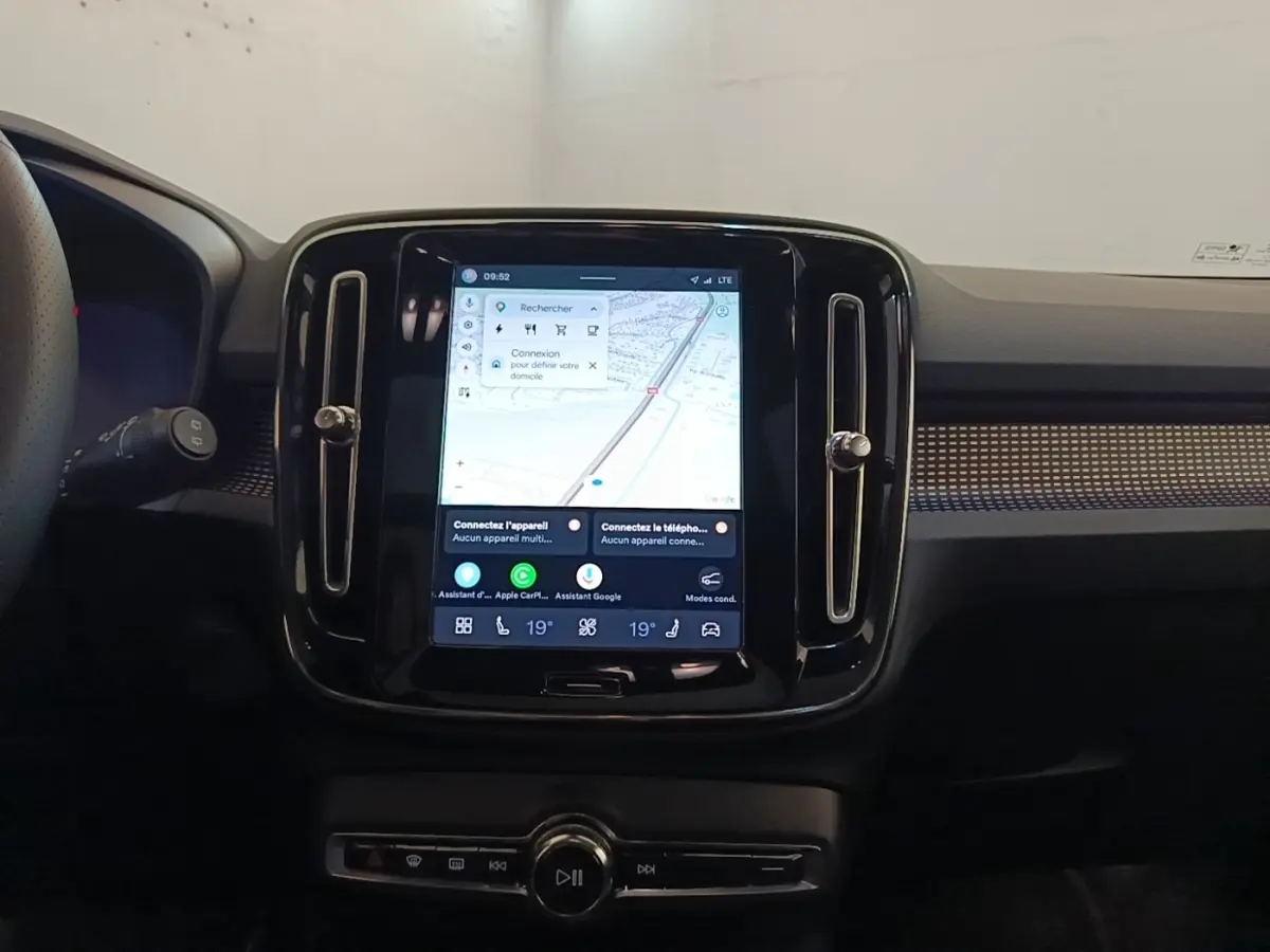 Vue rapprochée de l’écran tactile central du tableau de bord du Volvo XC40 P8 gris clair, avec navigation affichée.