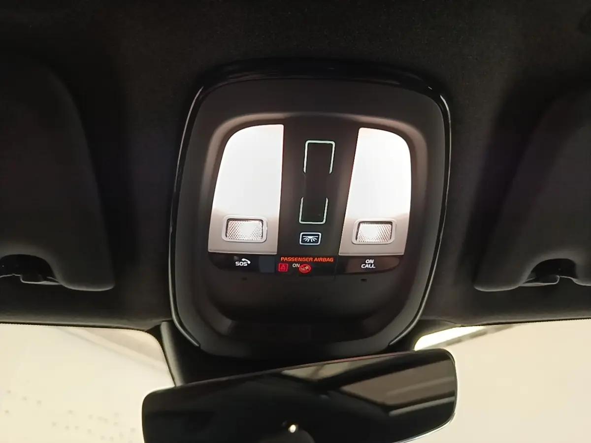 Plafonnier intérieur avec éclairage et commandes SOS et On Call du Volvo XC40 P8 gris clair, vue vers le toit depuis l'habitacle.