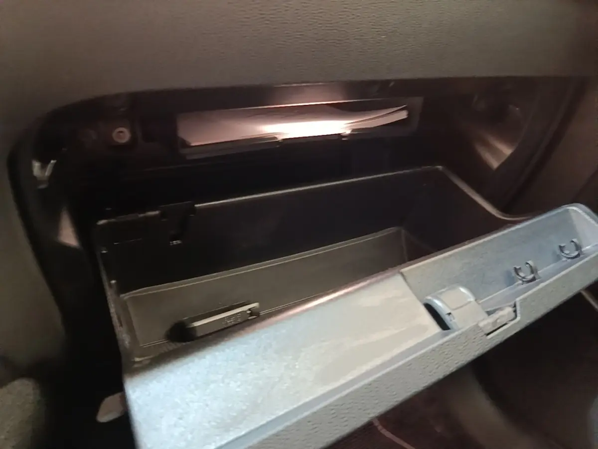Gant de rangement ouvert côté passager du Volvo XC40 P8 408 R-Design gris clair, intérieur noir.