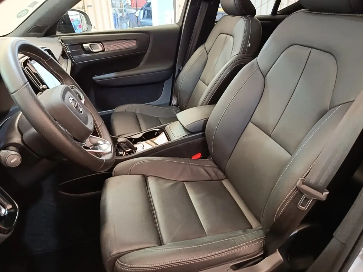 Intérieur du Volvo XC40 P8 408 R-Design 2021, vue côté conducteur montrant sièges cuir noirs et volant multifonctions.
