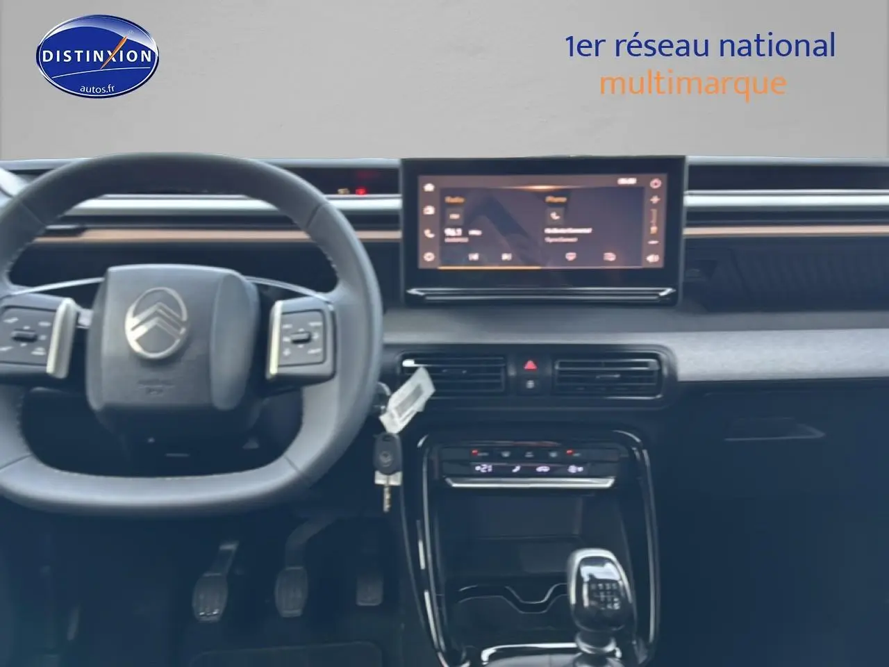 Intérieur noir de la Citroën C3 Aircross 2025, vue frontale sur le volant multifonction et l’écran tactile central.