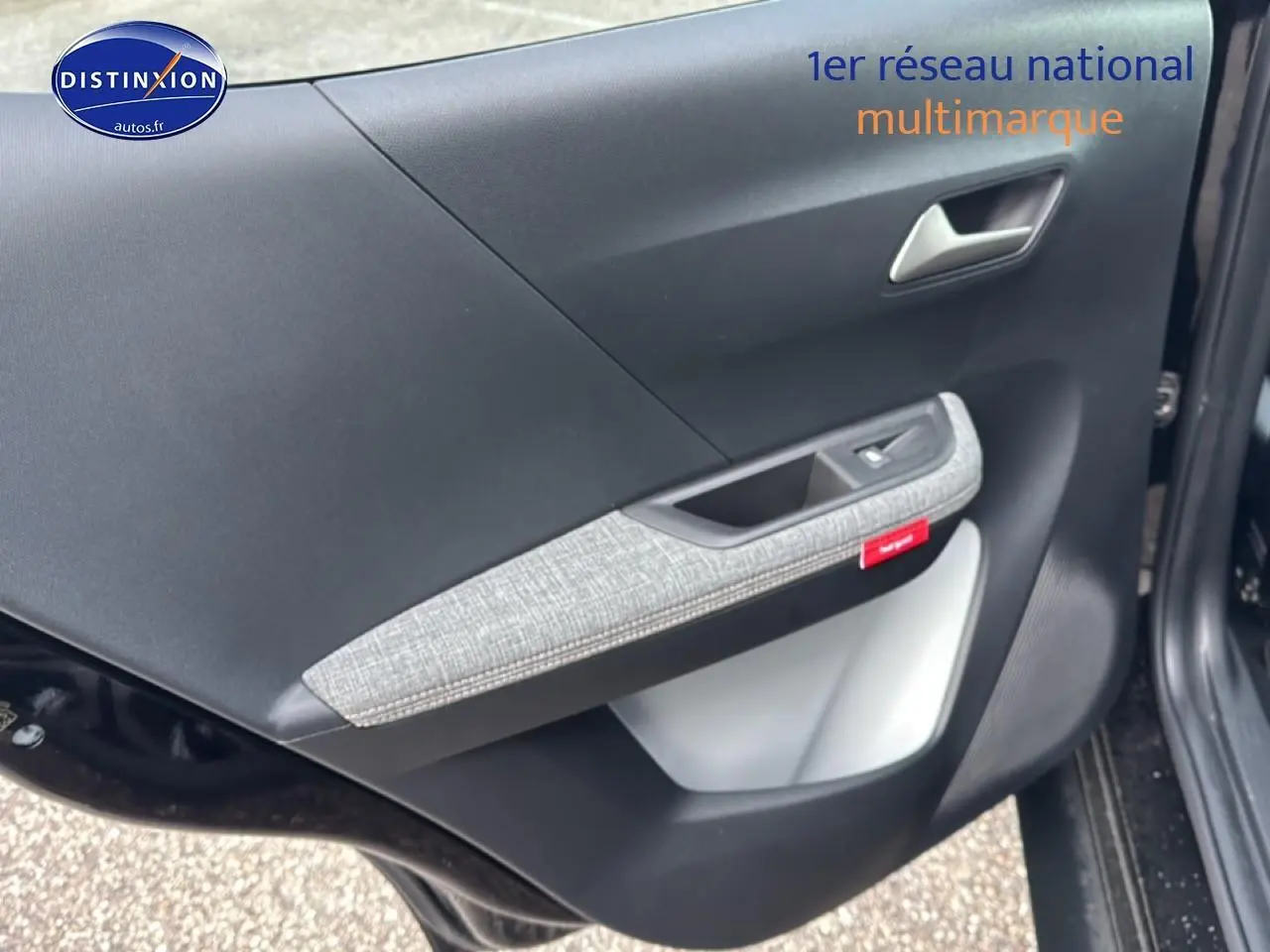 Vue intérieure côté gauche de la porte arrière noire du Citroën C3 Aircross 2025 avec accoudoir gris et bouton de fenêtre.