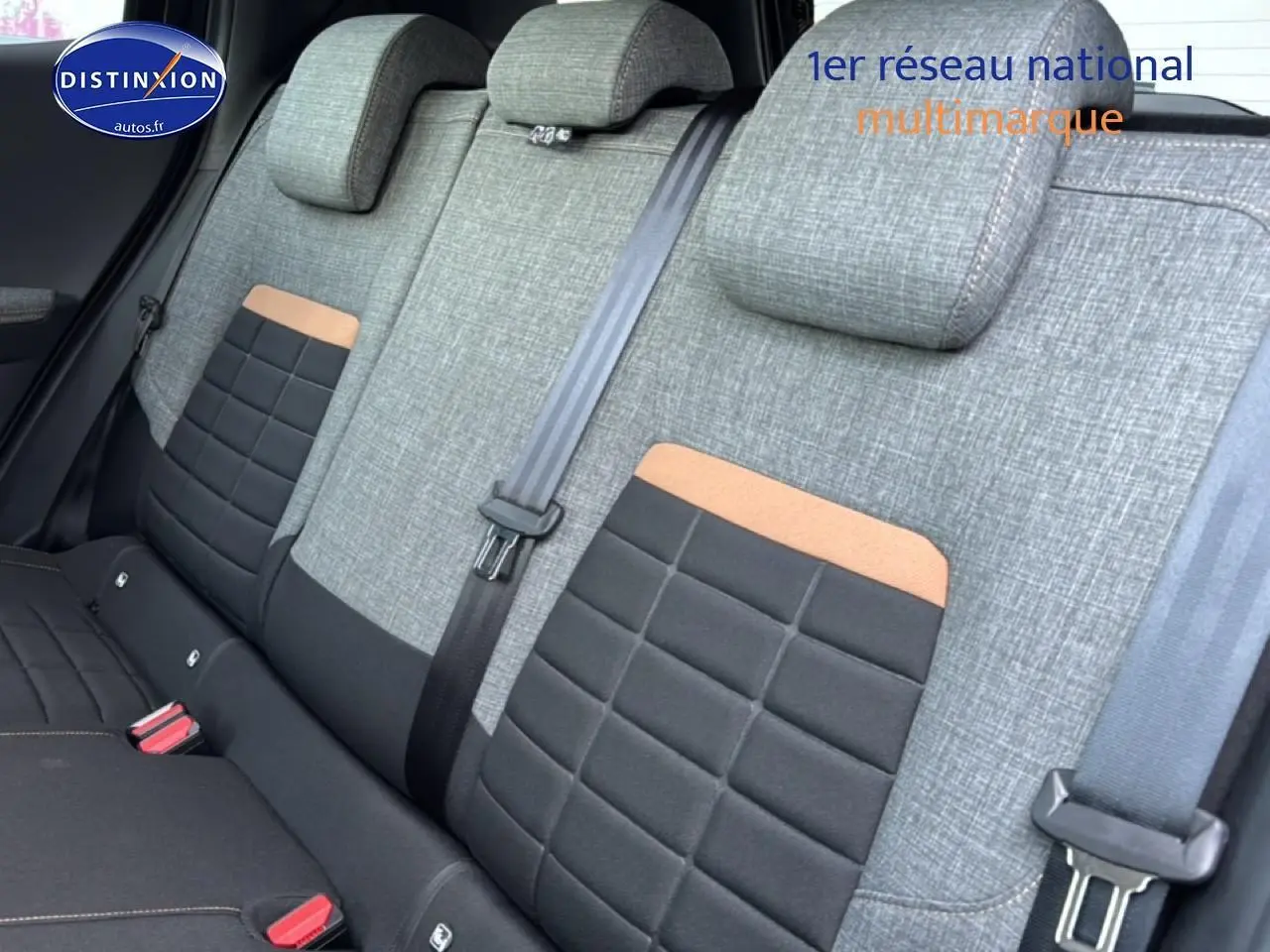 Vue rapprochée de la banquette arrière grise et noire avec détails orange du Citroën C3 Aircross 2025.