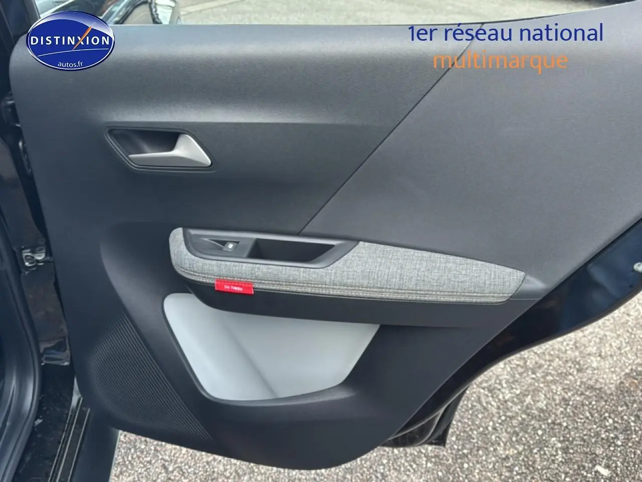 Vue intérieure de la porte arrière gauche noire du Citroën C3 Aircross 2025 avec insert tissu gris et poignée argentée.
