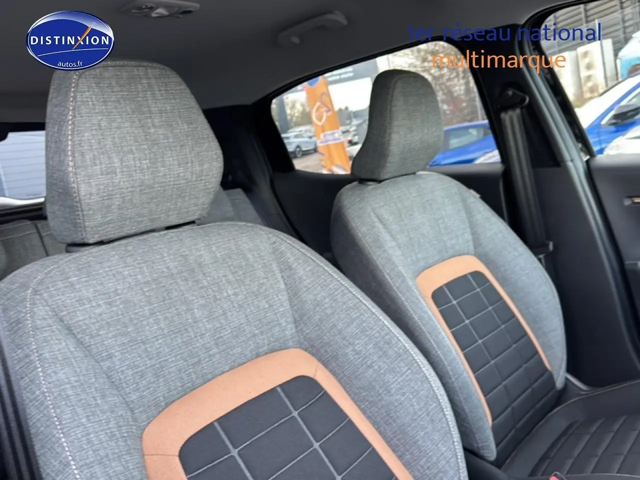 Vue intérieure rapprochée des sièges avant gris avec inserts noirs et marron du Citroën C3 Aircross noir 2025.