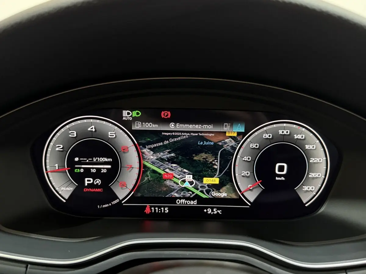 Tableau de bord numérique d'Audi A4 35 TFSI 2022 avec affichage 3D navigation et compteurs digitaux.