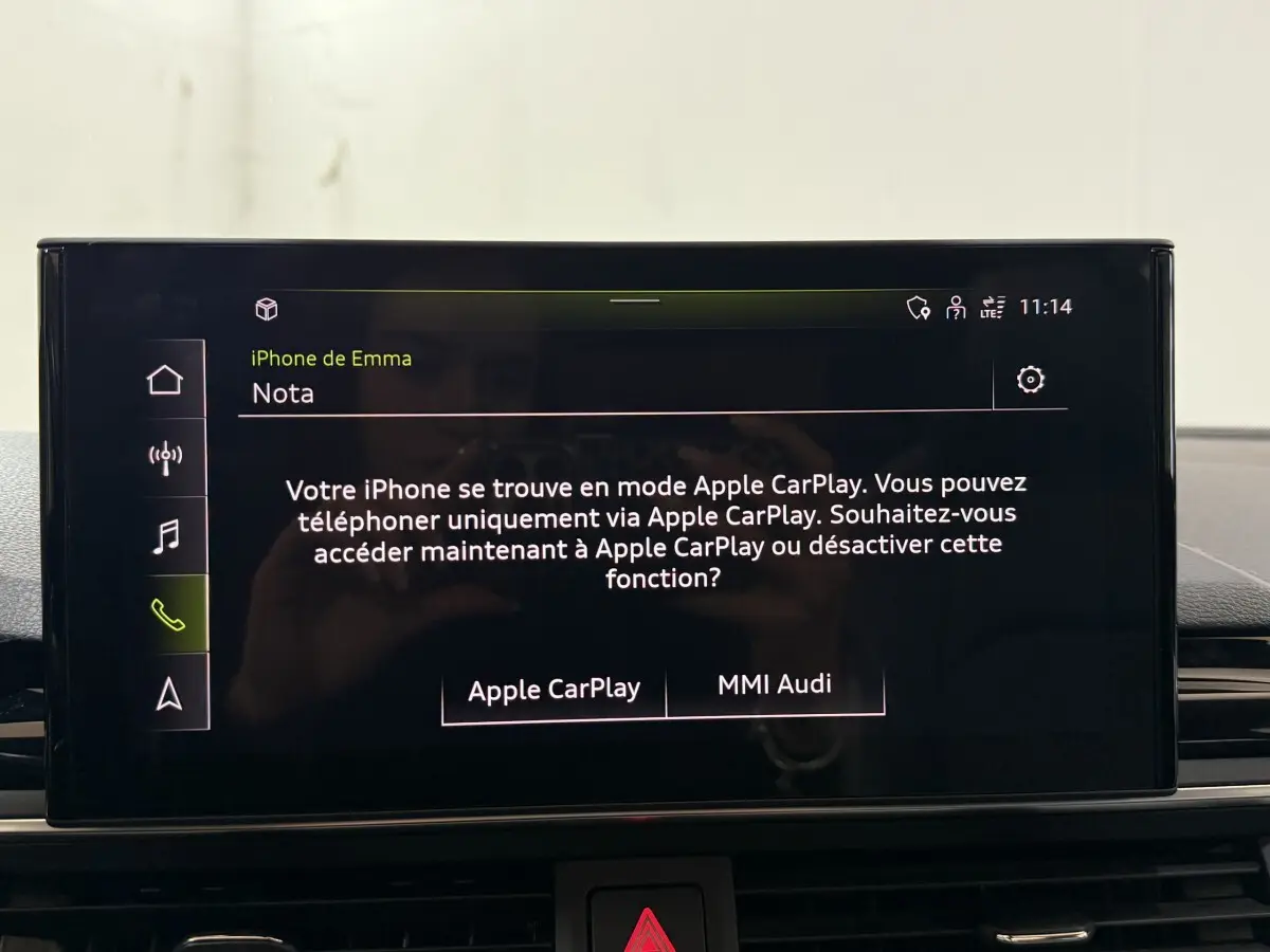 Écran tactile central de l'Audi A4 35 TFSI 150 S tronic S Edition 2022 affichant l'interface Apple CarPlay.