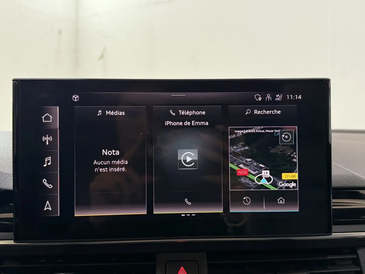 Écran tactile central de l'Audi A4 35 TFSI 2022 affichant navigation, téléphone et médias, intérieur noir.