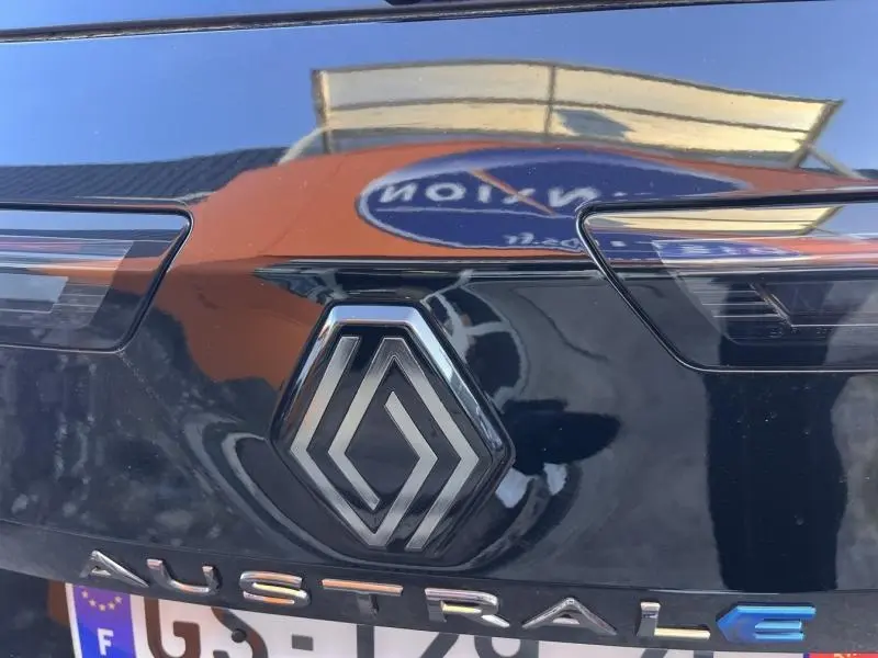 Gros plan sur l'arrière noir étoilé du Renault Austral avec logo et nom du modèle visibles.
