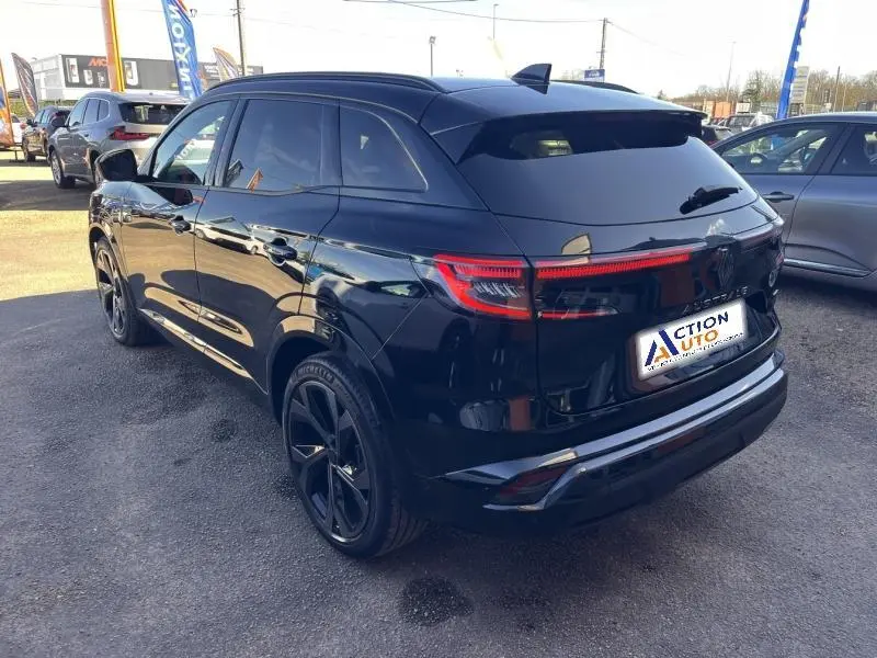 Vue 3/4 arrière droite d'un Renault Austral noir étoilé avec feux arrière LED et jantes noires distinctives.