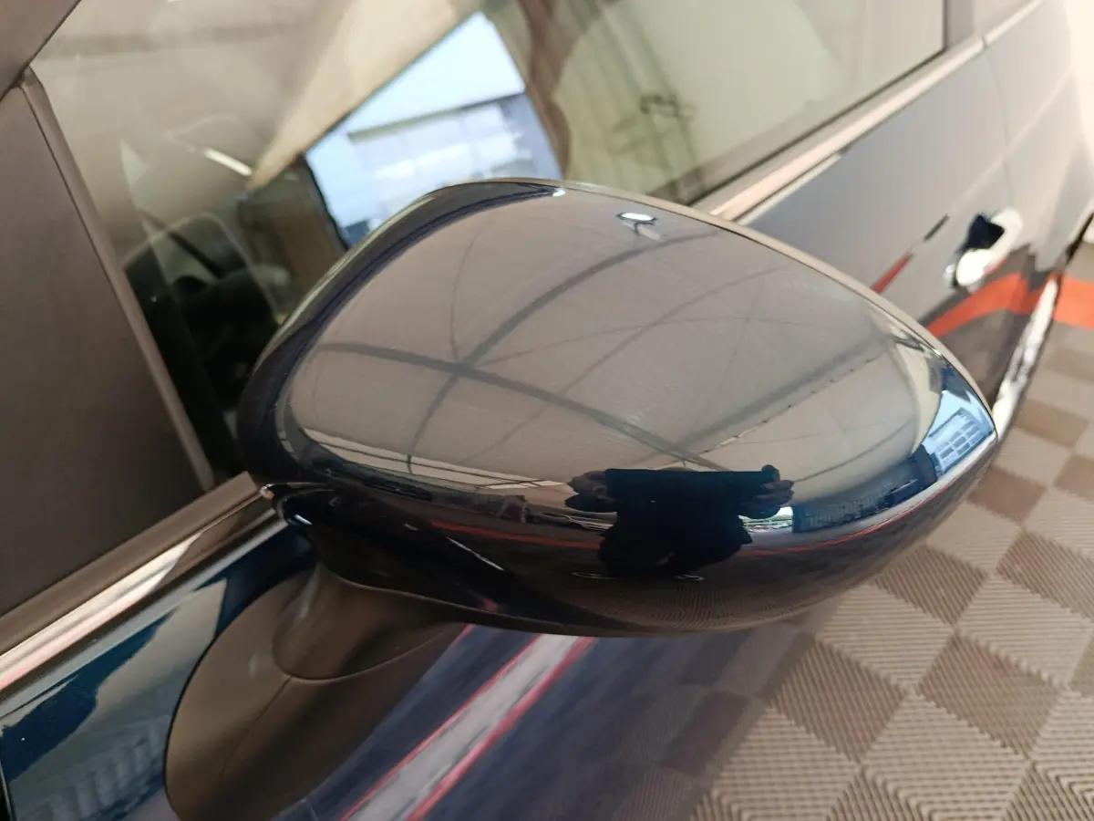 Rétroviseur côté gauche bleu brillant de la Fiat 500 Hybrid 2022, vue rapprochée en angle oblique.