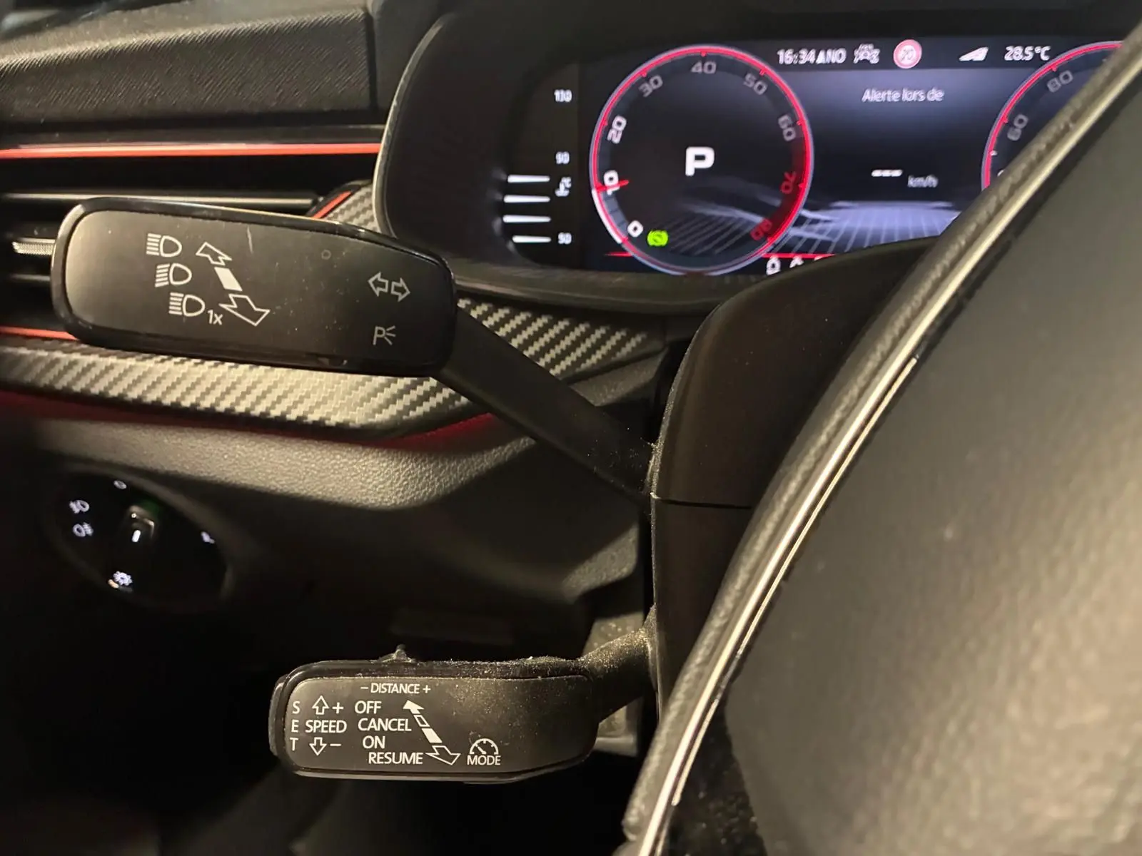 Gros plan sur les commandes au volant et le tableau de bord numérique du Skoda Kamiq gris foncé, version Monte-Carlo 2024.