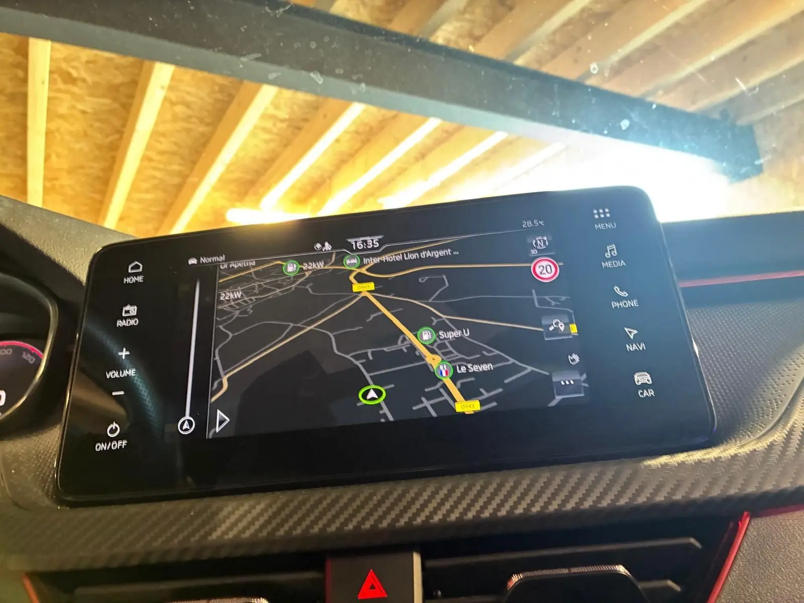 Écran central tactile du Skoda Kamiq Monte-Carlo 2024 montrant la navigation GPS avec carte et options multimédia.