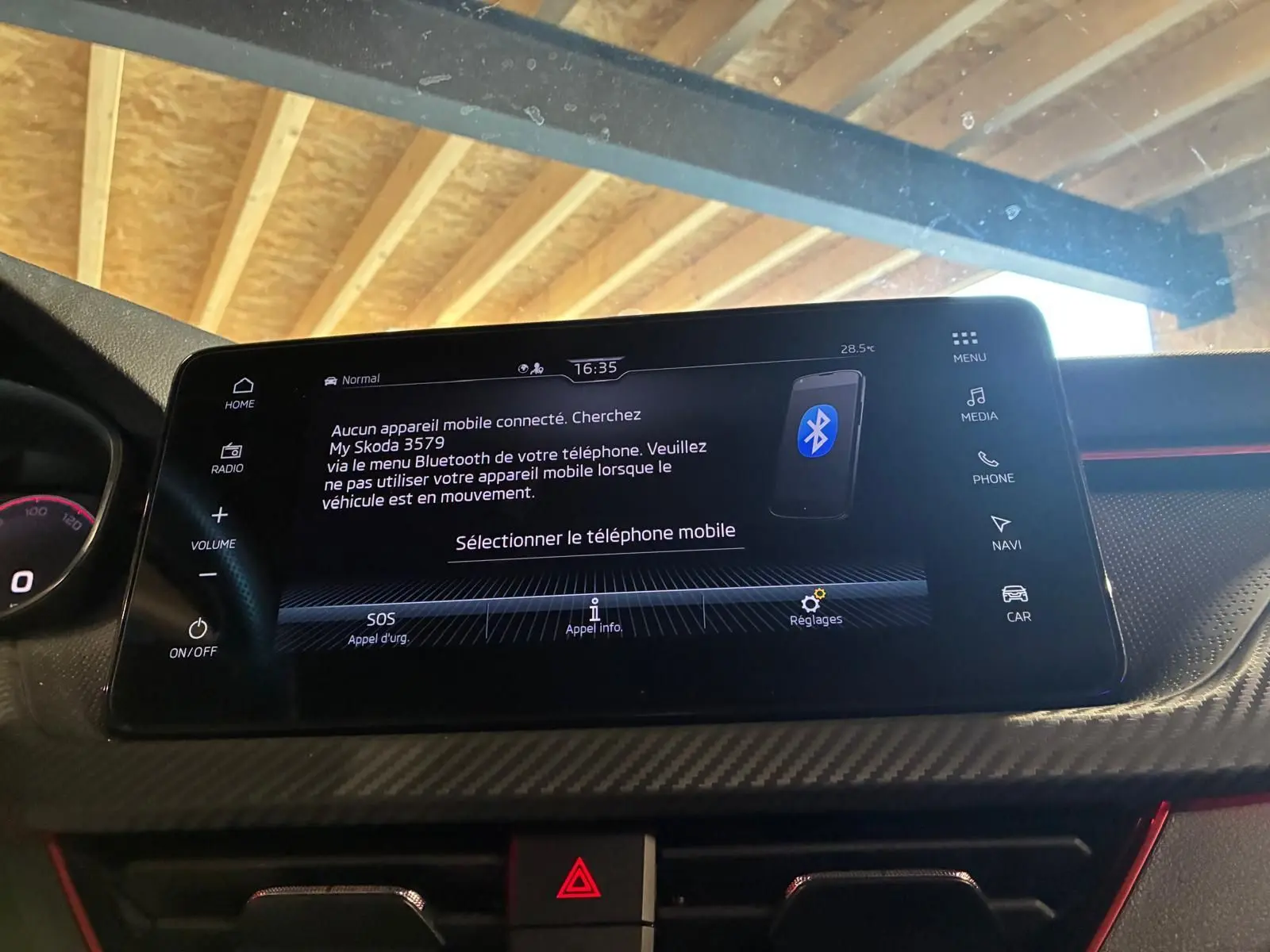 Écran tactile central du tableau de bord d’une Skoda Kamiq 2024, affichant le menu Bluetooth, avec finition carbone et touches tactiles.
