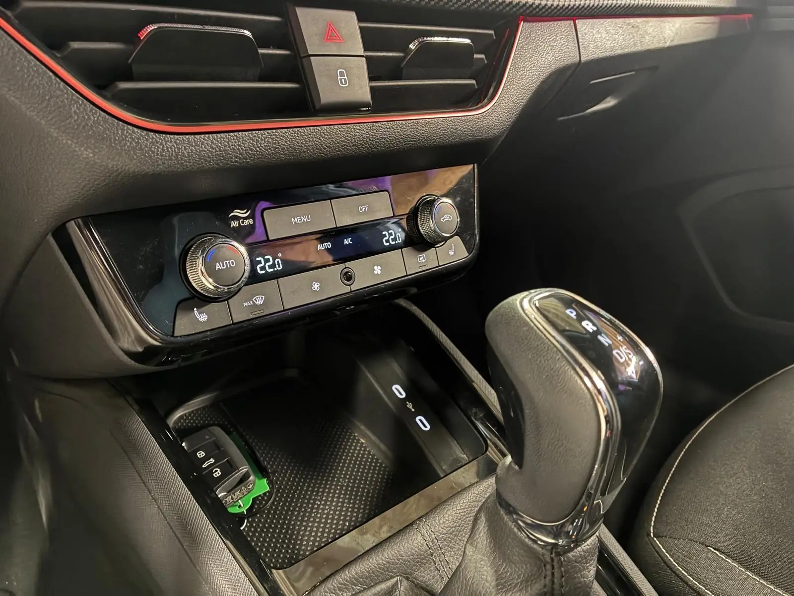 Gros plan intérieur sur la console centrale du Skoda Kamiq 2024, montrant la boîte automatique et les commandes de climatisation.