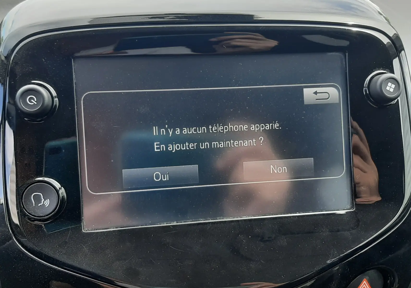Écran tactile central de la Citroën C1 gris foncé, vue frontale du tableau de bord avec interface Bluetooth affichée.