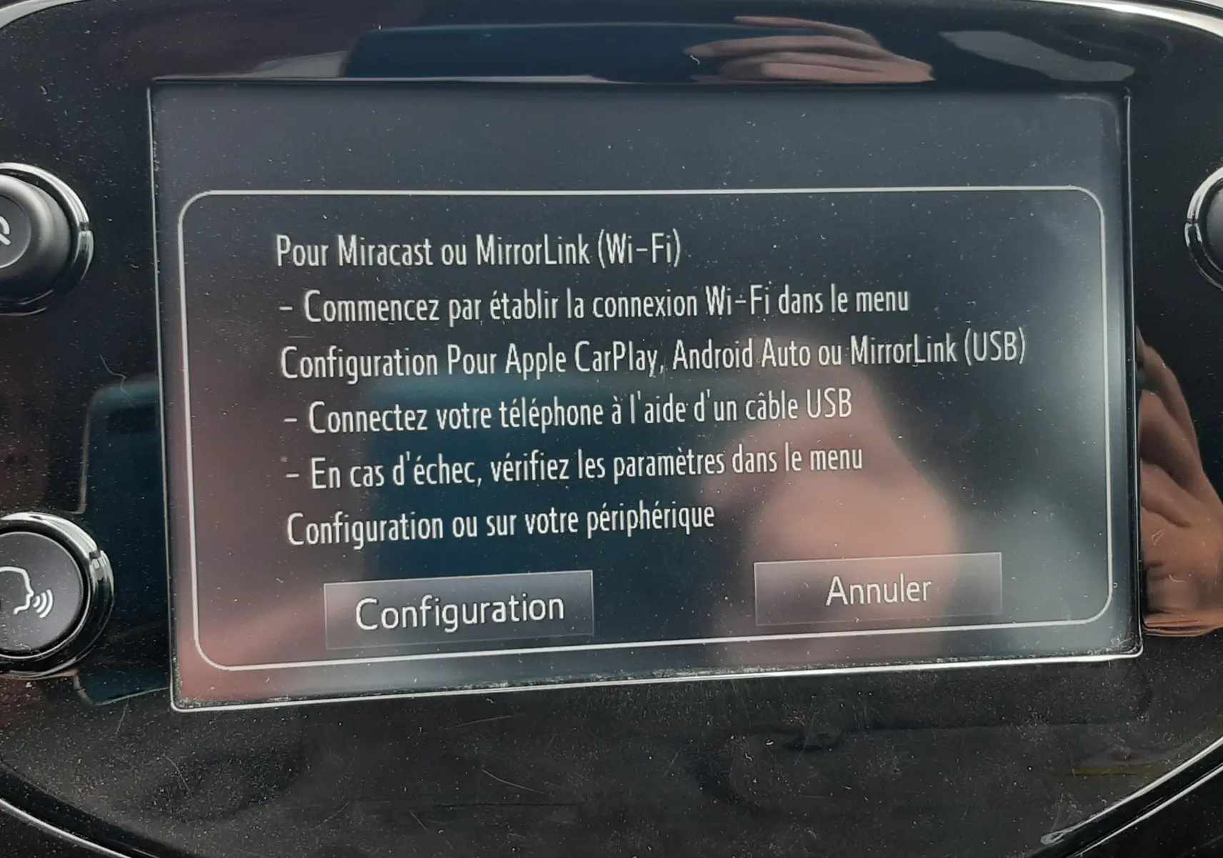 Écran tactile central de la Citroën C1 gris foncé 2019 affichant les options de connexion Miracast et Apple CarPlay.