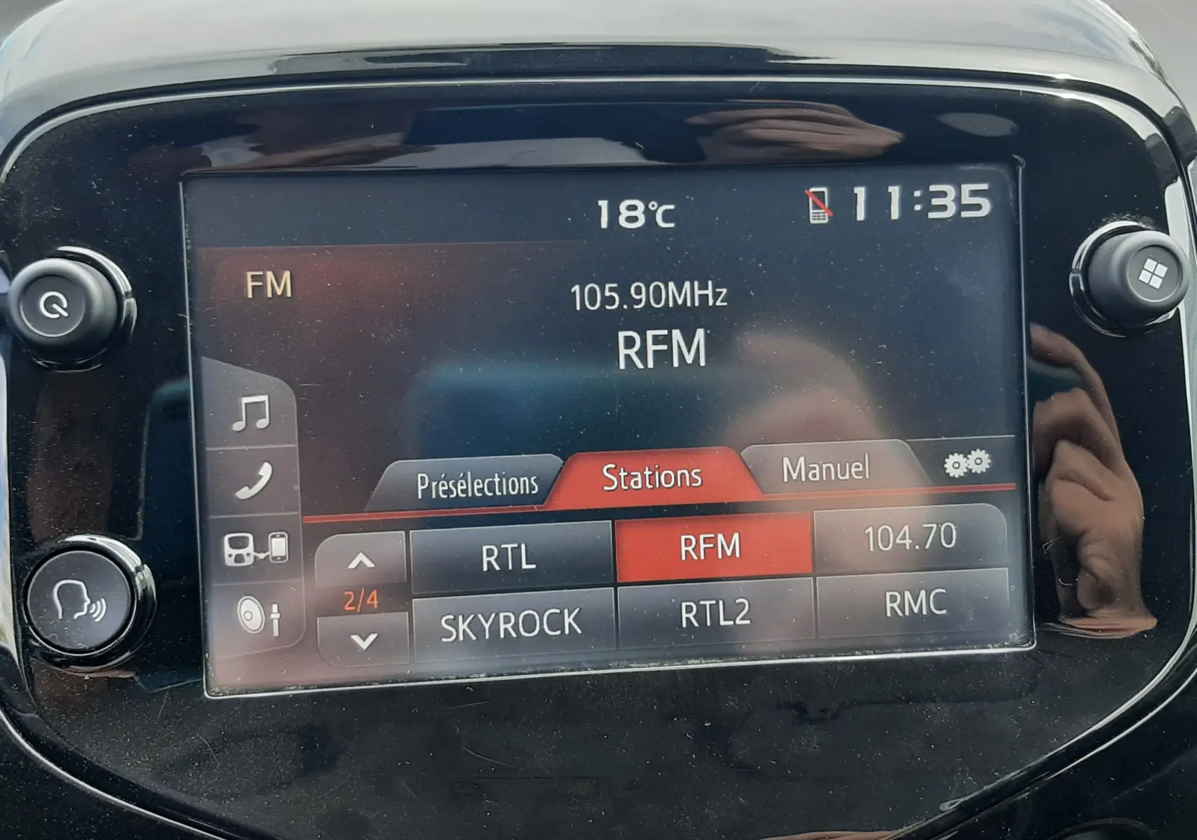 Écran tactile central de la Citroën C1 gris foncé, vue de face, affichant la radio FM sur RFM à 105,90 MHz.