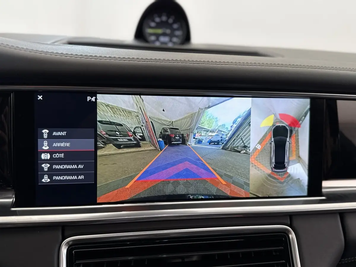 Écran tactile intérieur montrant la caméra de recul et l'affichage 3D de la Porsche Panamera 4 E-Hybrid Sport Turismo noire.