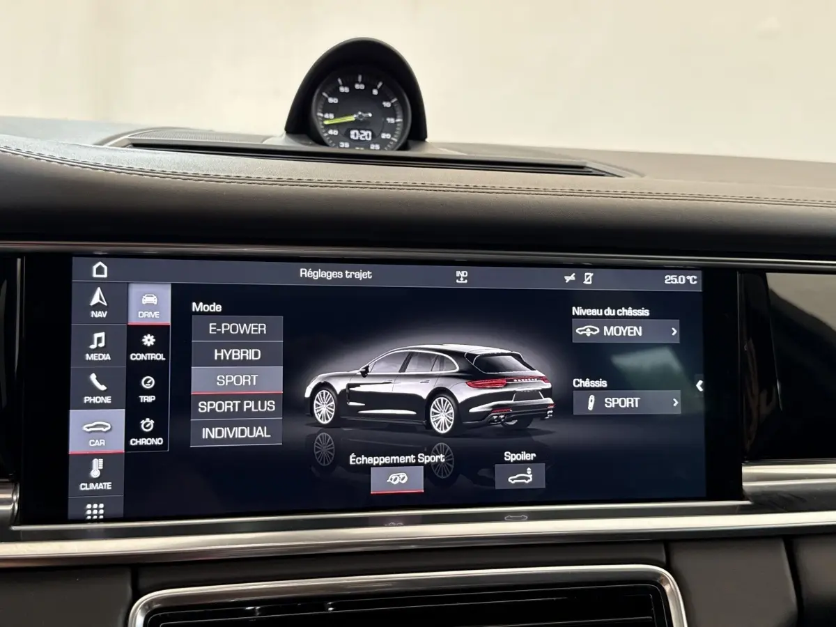 Écran tactile intérieur affichant les réglages de conduite d’une Porsche Panamera 4 E-Hybrid Sport Turismo noire.