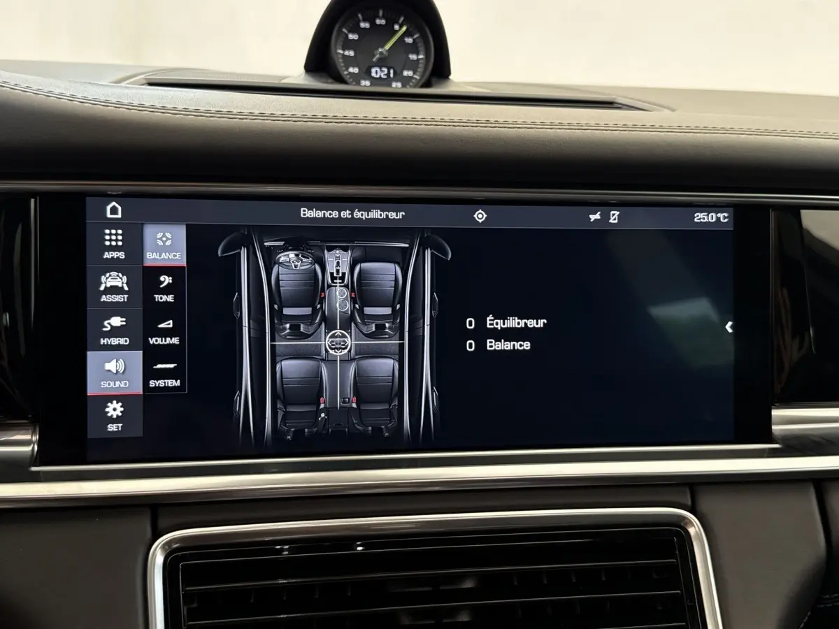 Écran tactile central de la Porsche Panamera 4 E-Hybrid Sport Turismo 2018 affichant la répartition des sièges noirs vue de dessus.