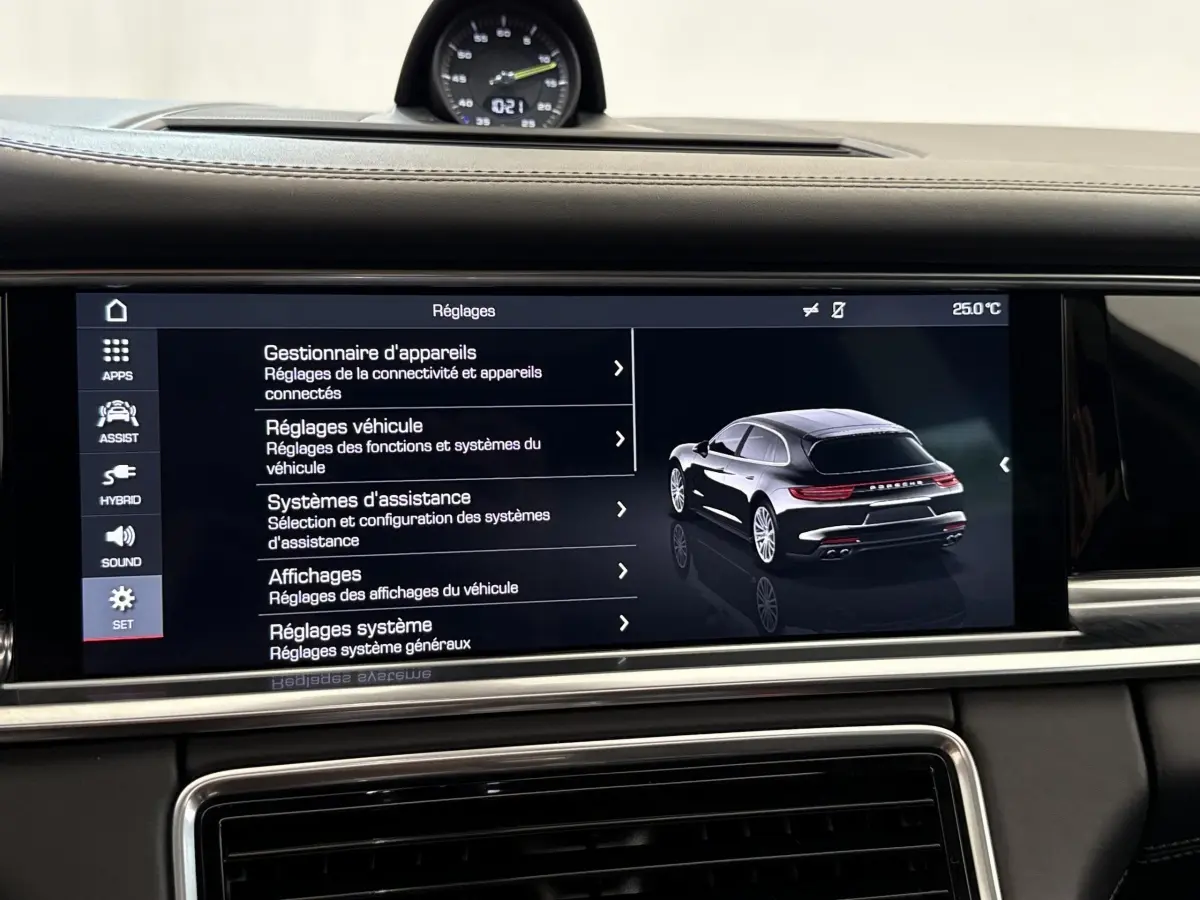 Écran tactile intérieur affichant les réglages avec vue 3/4 arrière d’une Porsche Panamera 4 E-Hybrid Sport Turismo noire.