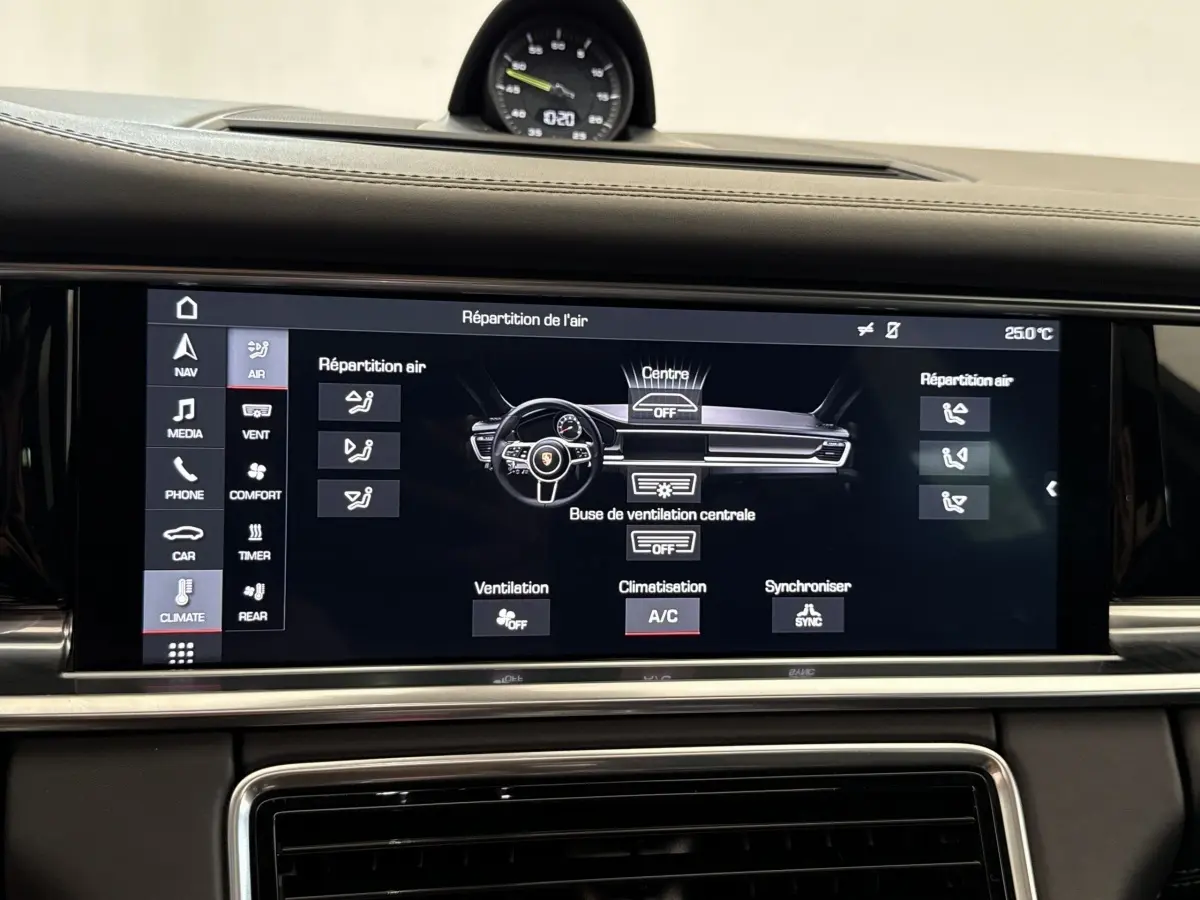 Écran tactile central du tableau de bord de la Porsche Panamera 4 E-Hybrid Sport Turismo 2018, affichant la gestion de la climatisation.