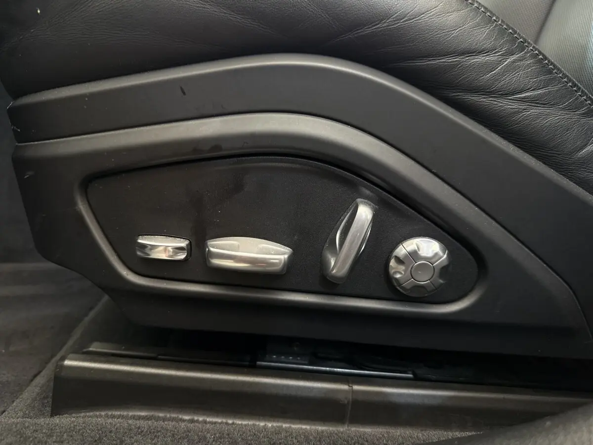 Détail des commandes de réglage électrique du siège en cuir noir dans une Porsche Panamera 4 E-Hybrid Sport Turismo 2018.