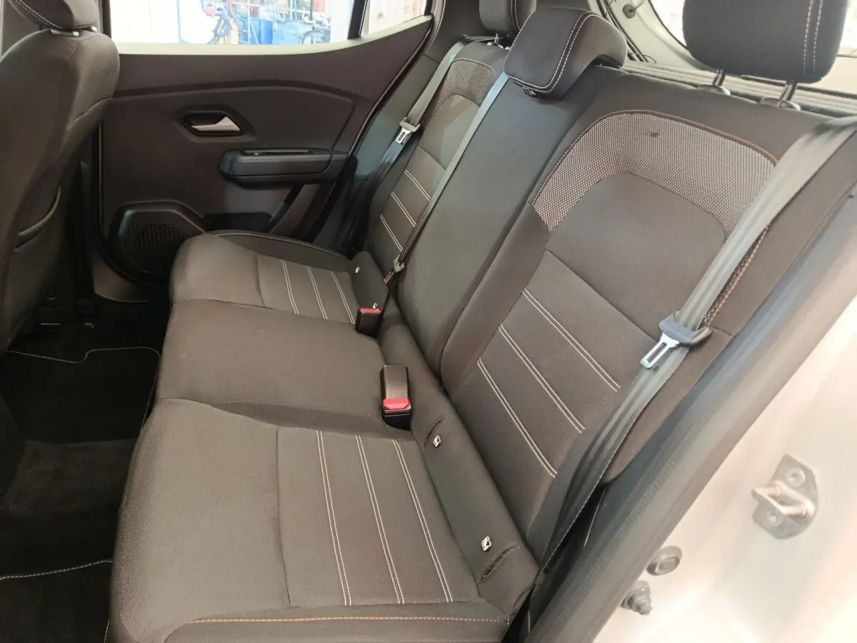 Vue côté droit de la banquette arrière noire avec surpiqûres blanches de la Dacia Sandero Expression EGO-G 100 2023.