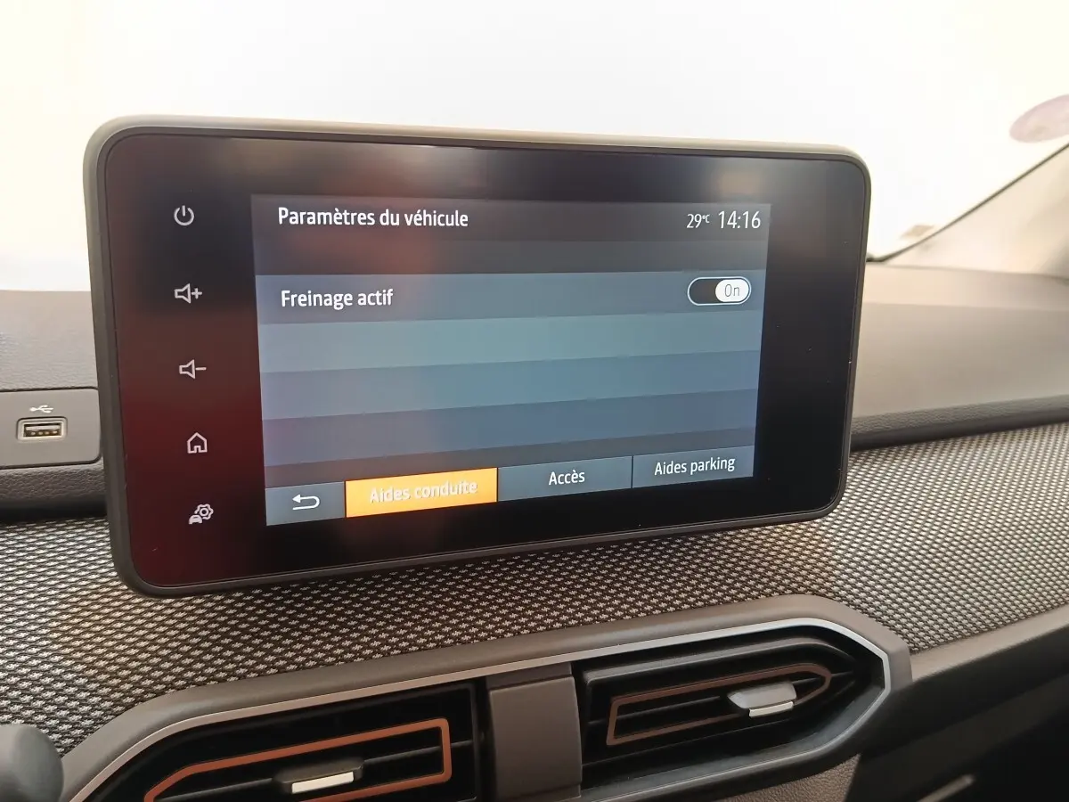 Écran tactile central affichant les paramètres de conduite dans l'habitacle d'une Dacia Sandero gris clair, version 2023.