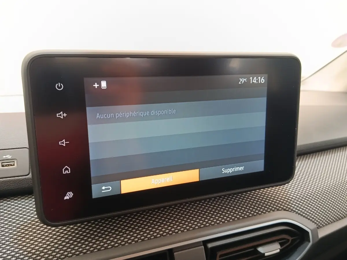Écran tactile central de 8 pouces dans l’habitacle du Dacia Sandero gris clair, affichant l'interface multimédia.
