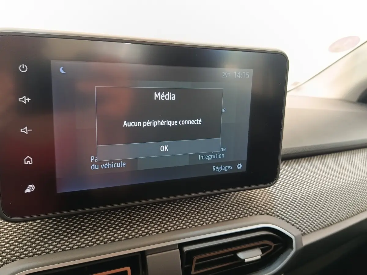 Écran tactile central de 8 pouces affichant un message média dans l'habitacle gris clair d'une Dacia Sandero 2023.