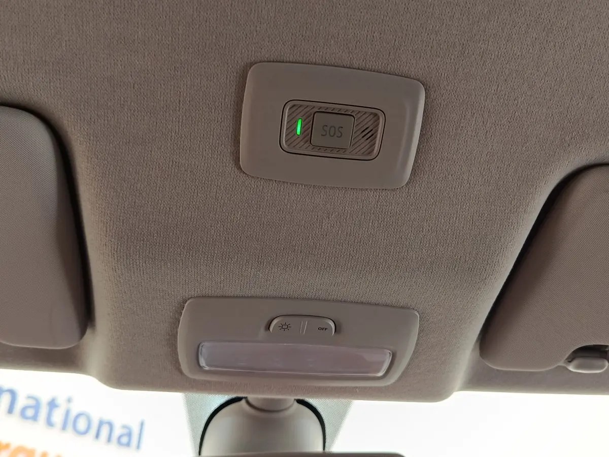 Intérieur du plafond avant de la Dacia Sandero gris clair 2023, avec bouton SOS et éclairage plafonnier visible.
