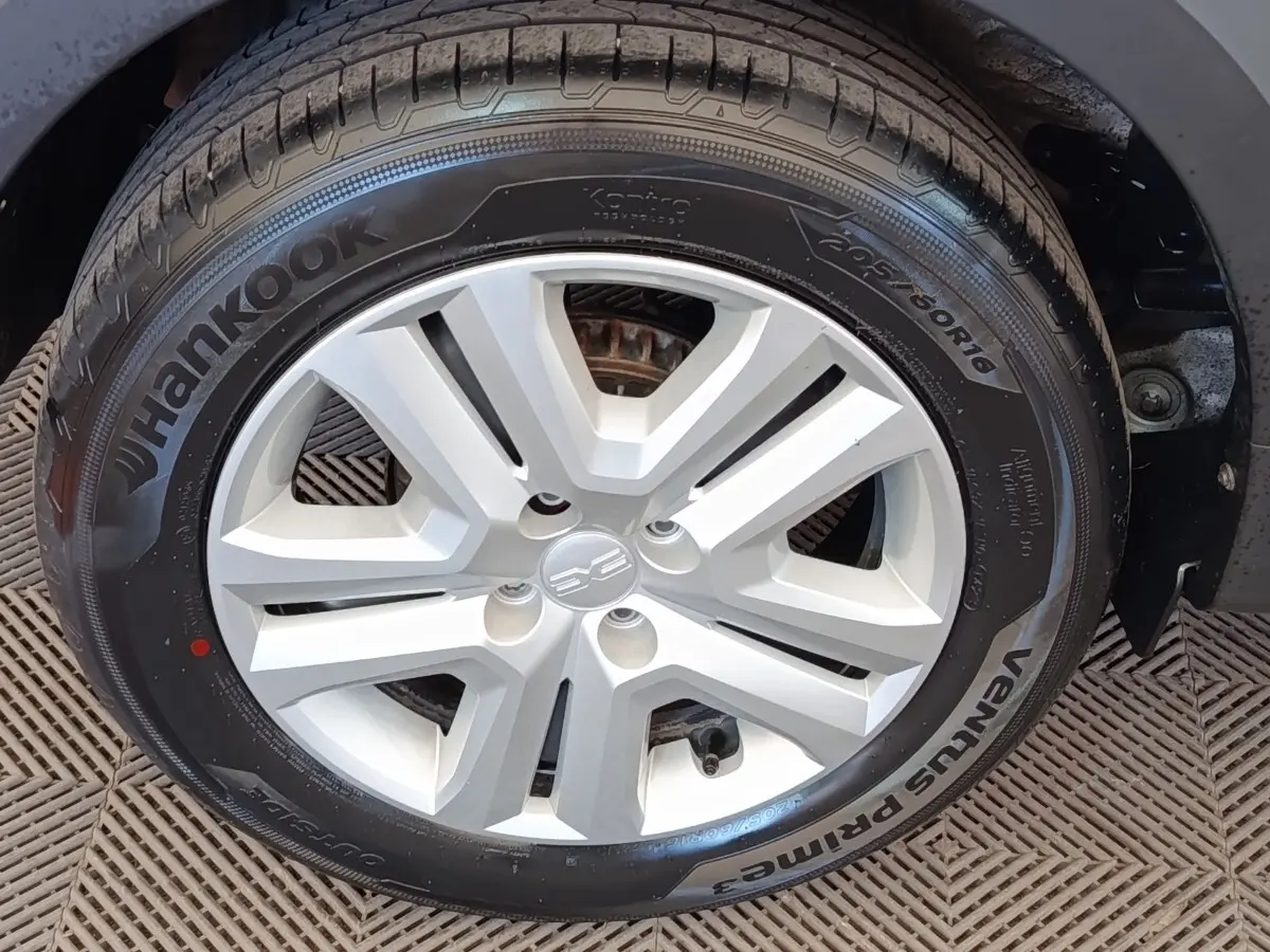 Gros plan sur la roue avant droite de la Dacia Sandero gris clair, avec jante en alliage et pneu Hankook.