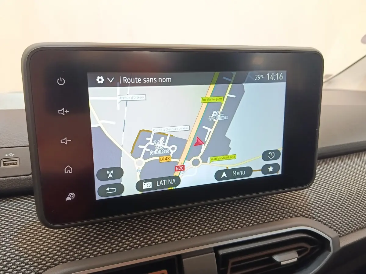 Écran tactile central affichant la navigation GPS dans l’habitacle d’une Dacia Sandero gris clair 2023.
