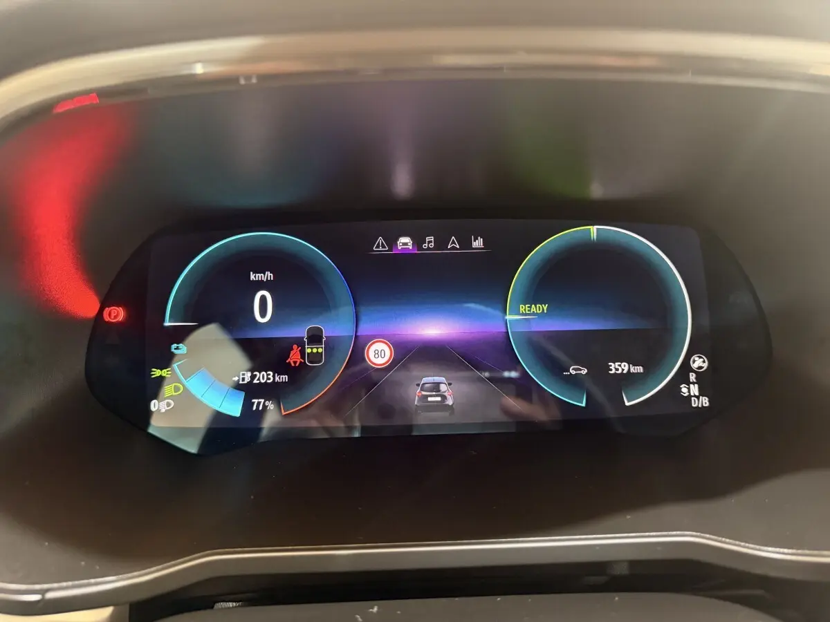 Affichage numérique du combiné d'instruments de la Renault ZOE noire, montrant la vitesse et l'autonomie électrique.