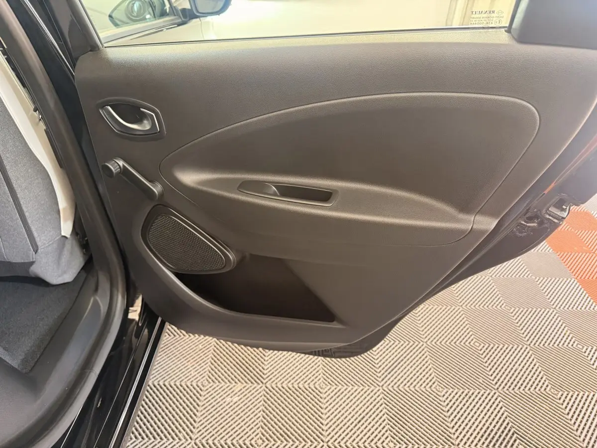 Vue intérieure de la porte arrière droite noire de la Renault ZOE 2024 avec poignée et haut-parleur intégrés.