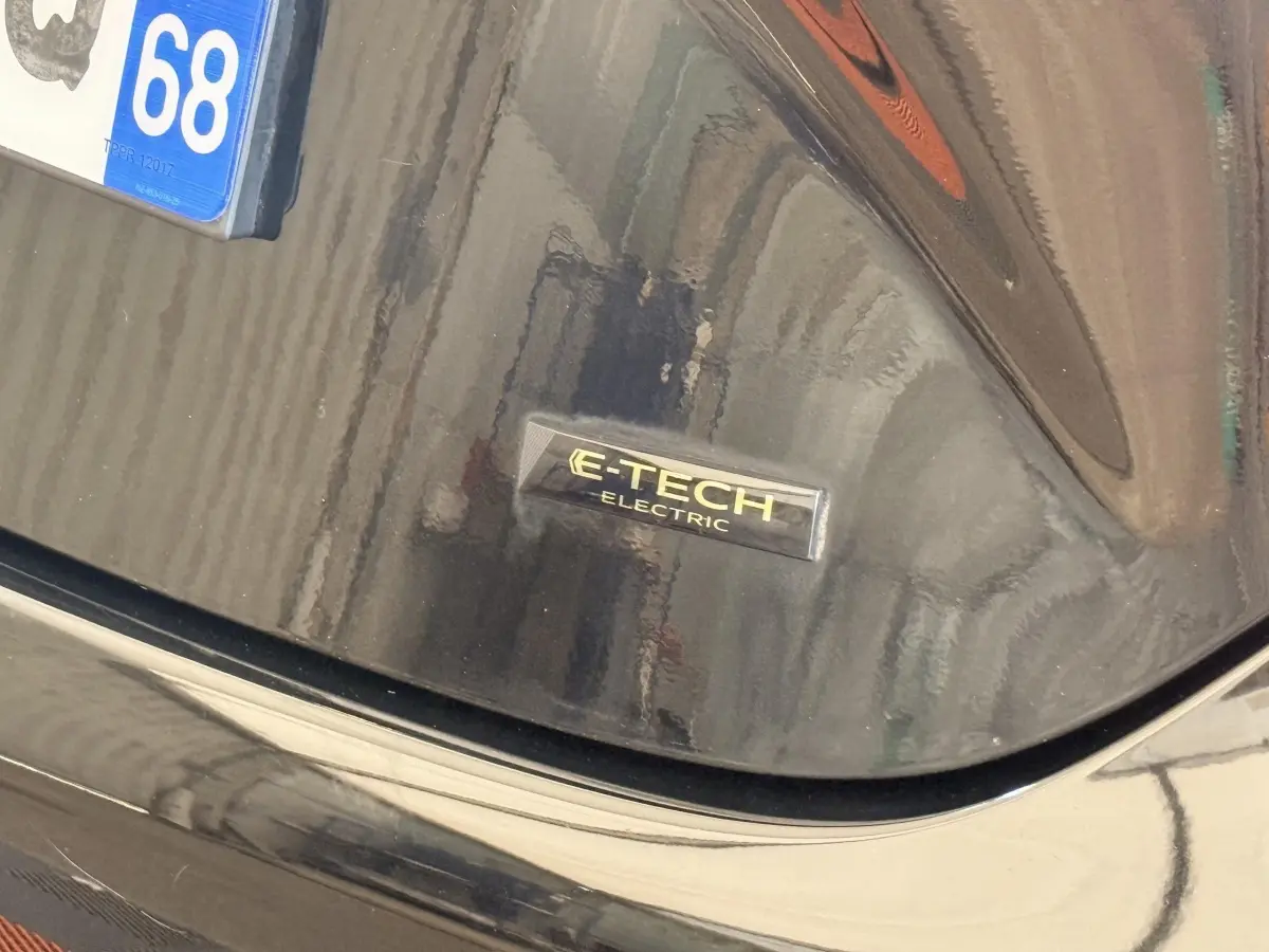 Gros plan sur l'arrière noir brillant d'une Renault ZOE 2024 avec badge E-TECH Electric et plaque d'immatriculation partielle.