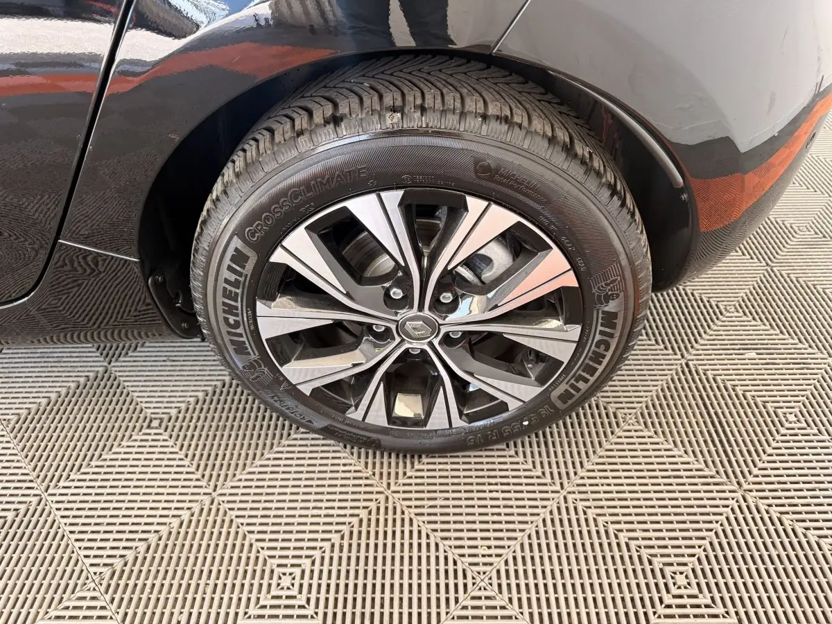 Gros plan sur la roue arrière gauche noire d'une Renault ZOE 2024 avec jante alliage et pneu Michelin.