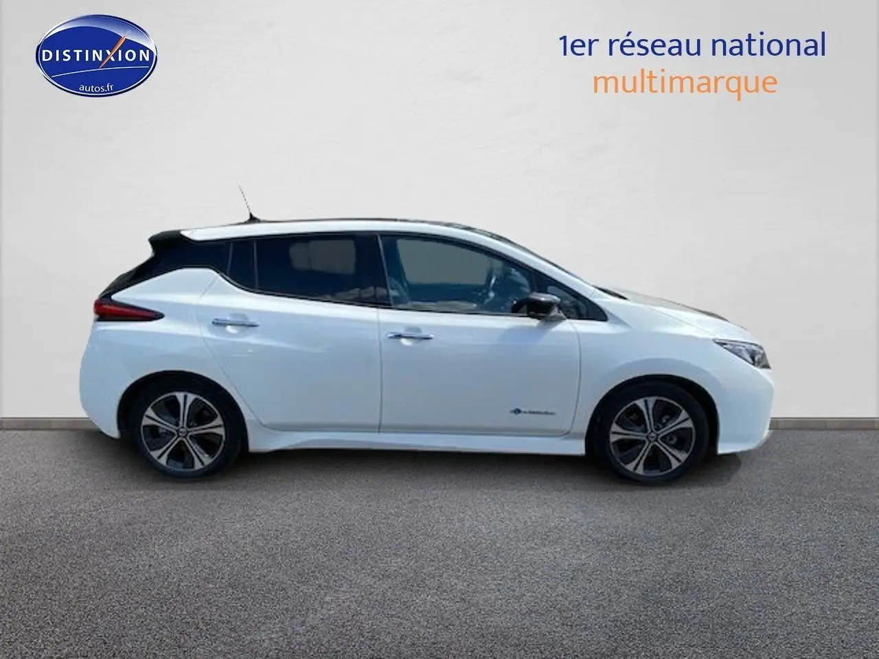 Profil côté gauche d'une Nissan Leaf électrique 40kWh Acenta blanc nacré métal sur fond neutre.