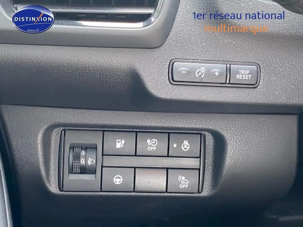 Panneau de commandes intérieur de la Nissan Leaf électrique 40kWh Acenta, avec boutons de réglages et fonctions assistées.