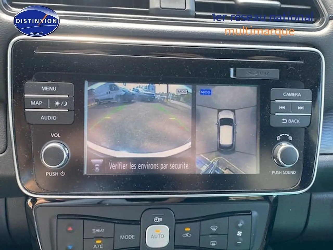 Écran central de la Nissan Leaf 2019 blanc nacré montrant la caméra de recul et la vue 360° intérieure.