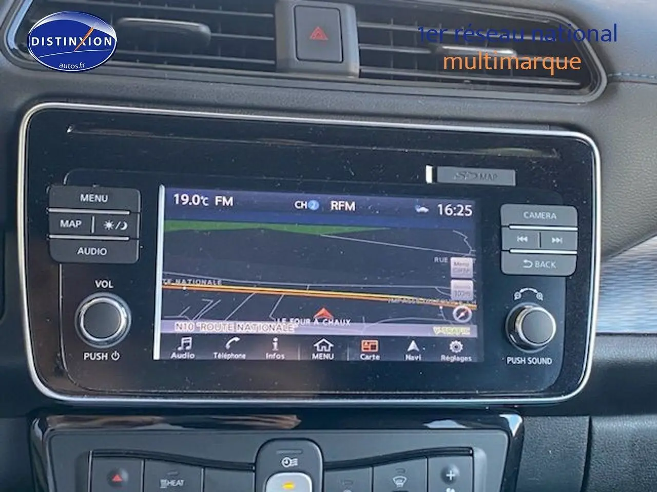 Écran central tactile avec navigation GPS du tableau de bord d'une Nissan Leaf électrique blanc nacré.