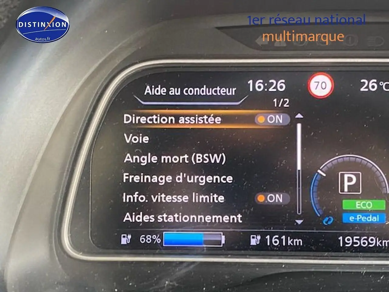 Affichage numérique du tableau de bord de la Nissan Leaf électrique 2019 montrant les aides à la conduite activées.