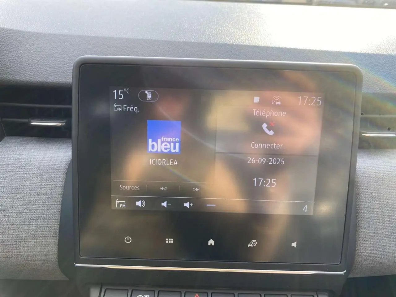 Écran tactile 7 pouces du système multimédia Easy Link dans une Renault Clio 1.5 Blue dCi 2025, finition Gris Schiste.