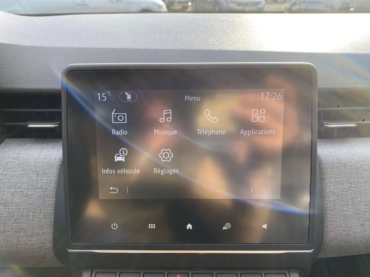 Écran tactile 7 pouces du système multimédia Easy Link dans une Renault Clio 2025, finition Gris Schiste.