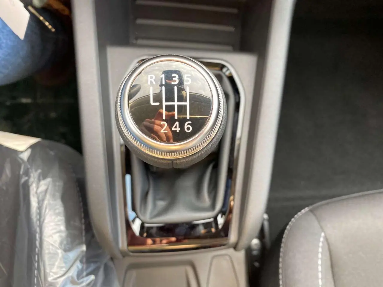Le levier de vitesses manuel de la Renault Clio 2025 en gros plan, entouré de garnitures noires.