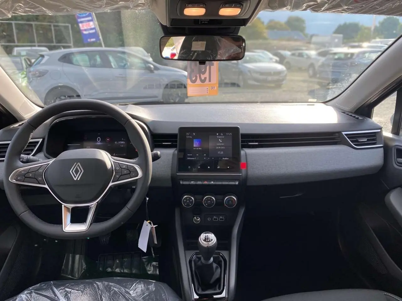 Intérieur avant de la Renault Clio 1.5 Blue dCi 2025 avec tableau de bord moderne, écran tactile et boîte manuelle.