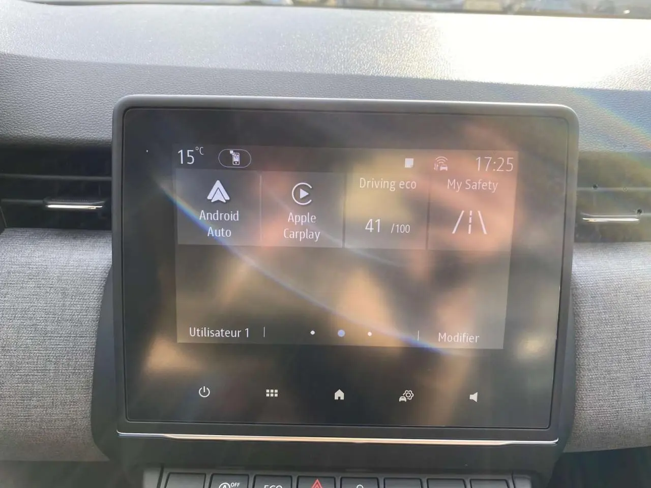 Écran tactile central de la Renault Clio 2025 affichant Android Auto et Apple CarPlay, intérieur gris clair.